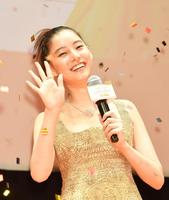 笑顔で手を振る新木優子＝東京・よみうり大手町ホール（撮影・佐々木彰尚）