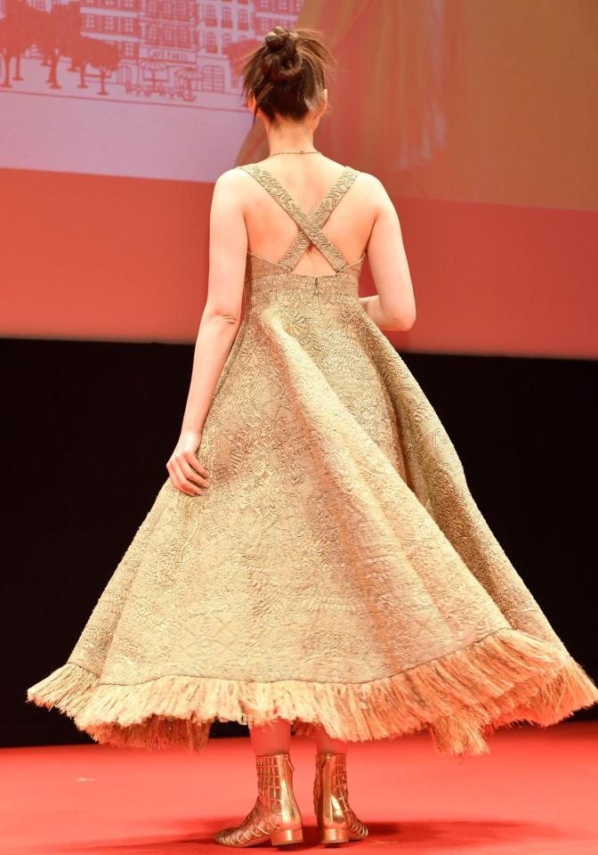 背中を見せる新木優子（撮影・佐々木彰尚）