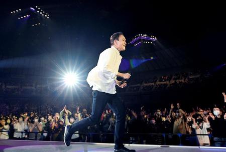 　花道を全力で走り抜ける小田和正