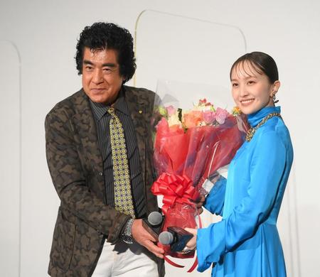 　映画「ブラックパンサー／ワカンダ・フォーエバー」完成披露試写会　藤岡弘、（左）から花束を受け取るももいろクローバーＺの百田夏菜子（撮影・堀内翔）