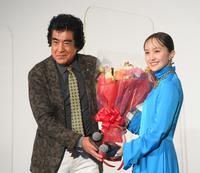 　映画「ブラックパンサー／ワカンダ・フォーエバー」完成披露試写会　藤岡弘、（左）から花束を受け取るももいろクローバーＺの百田夏菜子（撮影・堀内翔）