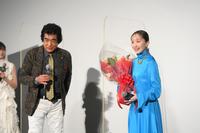 　映画「ブラックパンサー／ワカンダ・フォーエバー」完成披露試写会　藤岡弘、（左）から花束を受け取る、ももいろクローバーＺの百田夏菜子（撮影・堀内翔）