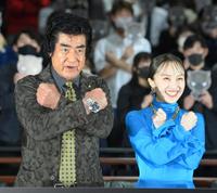 　ブラックパンサーのポーズを決める藤岡弘、（左）、ももいろクローバーＺの百田夏菜子（撮影・堀内翔）