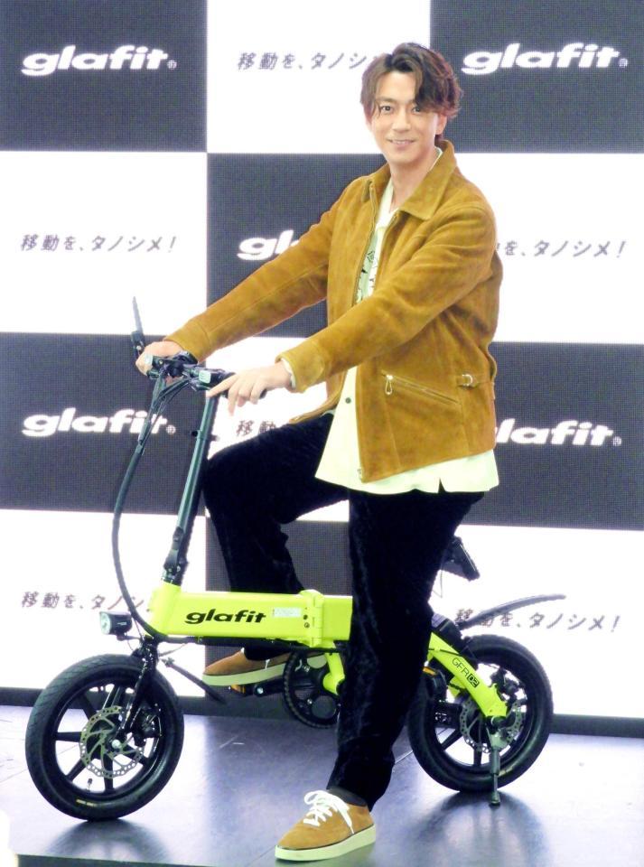 　電動バイクにまたがる三浦翔平