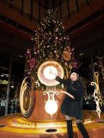 　クリスマスツリー点灯式を行った松任谷由実＝東京・丸の内の丸ビル