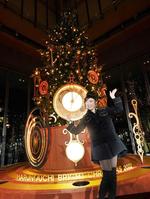 　クリスマスツリー点灯式を行った松任谷由実＝東京・丸の内の丸ビル