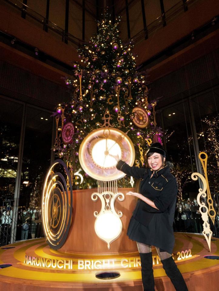 　クリスマスツリー点灯式を行った松任谷由実＝東京・丸の内の丸ビル