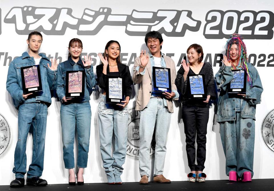 　ベストジーニストに輝いた（左から）窪塚愛流、横田真悠、池田美優、伊原剛志、広末涼子、仲里依紗（撮影・佐藤厚）