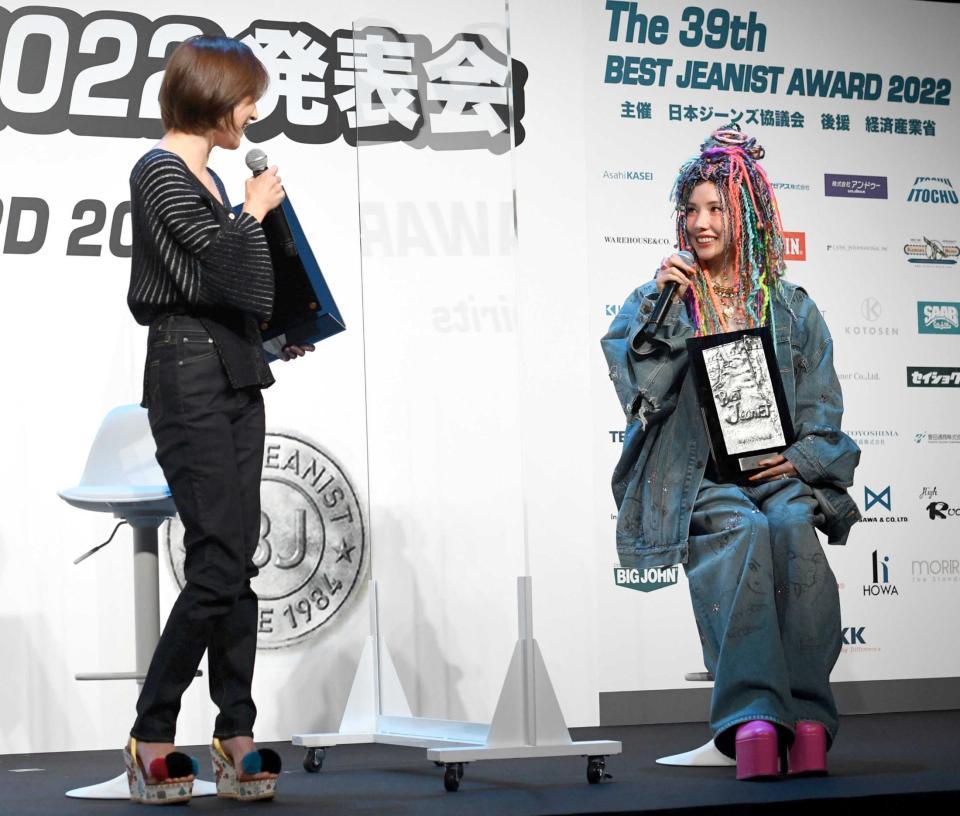 　広末涼子（左）のスタイルを絶賛する仲里依紗