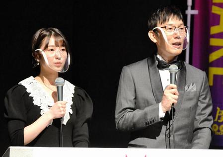 　「関西演劇祭　２０２２」開会式で司会を務めたＮＭＢ４８安部若菜（左）と浅越ゴエ