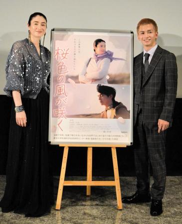 　映画「桜色の風が咲く」公開記念舞台挨拶に登場した小雪（左）と田中偉登
