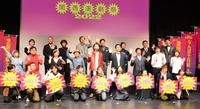 　「関西演劇祭　２０２２」開会式で登壇した登壇した板尾創路と笠井信輔アナウンサー（写真後列中央）