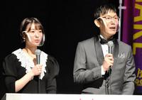 　「関西演劇祭　２０２２」開会式で司会を務めたＮＭＢ４８安部若菜（左）と浅越ゴエ