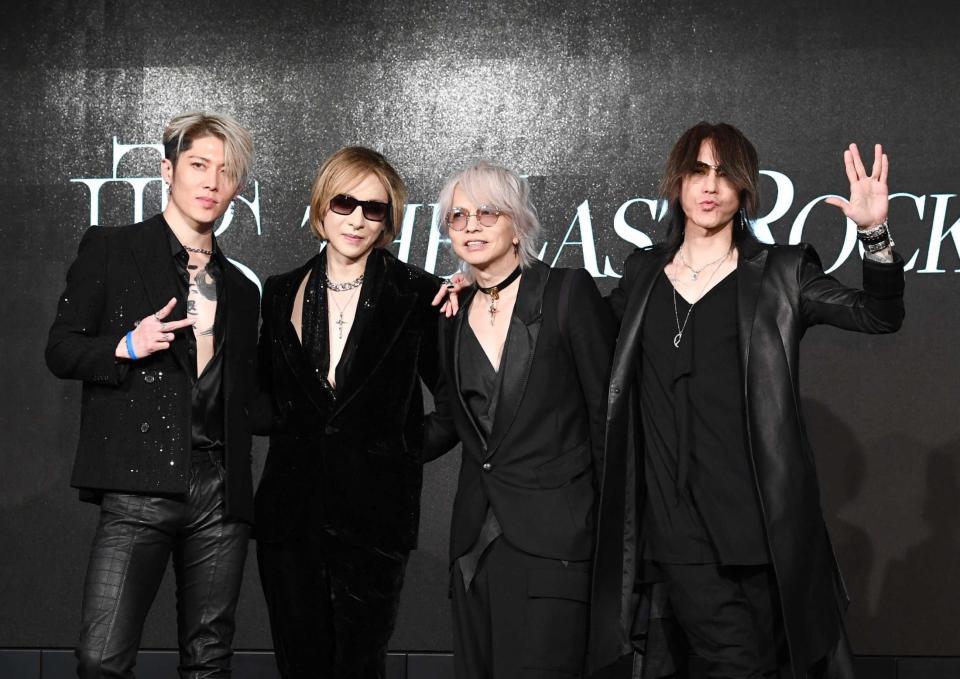 　新バンド結成を発表した（左から）ＭＩＹＡＶＩ、ＹＯＳＨＩＫＩ、ＨＹＤＥ、ＳＵＧＩＺＯ（撮影・園田高夫）