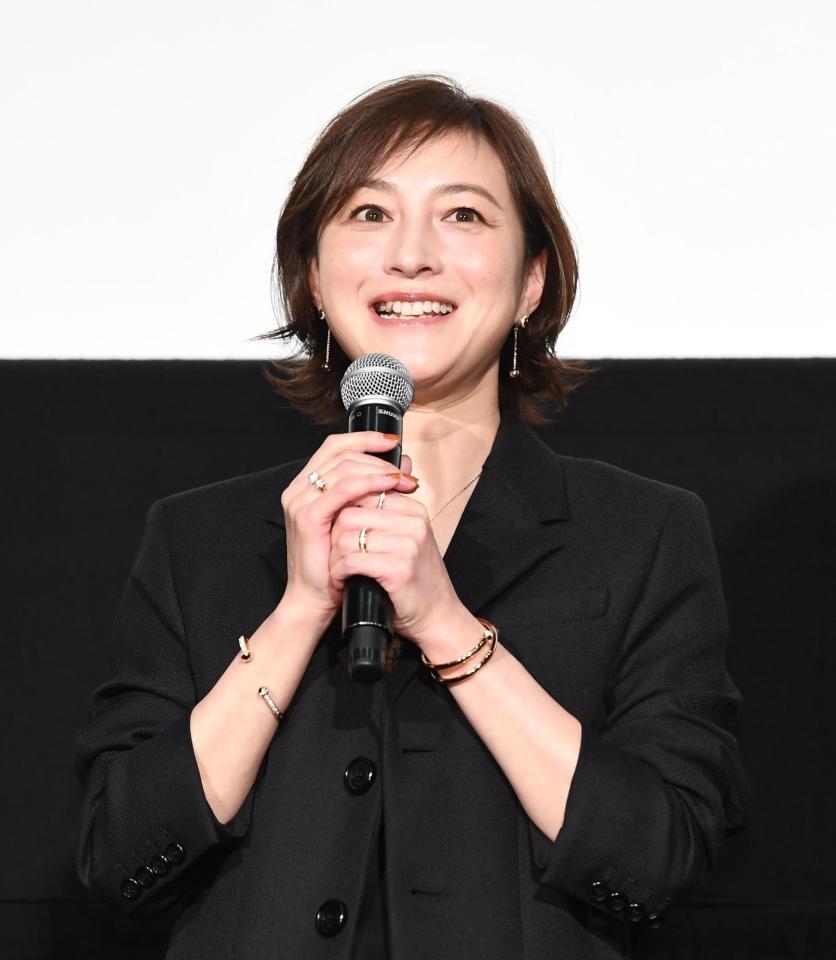 広末涼子 太股見せで颯爽！圧倒のナマ美脚で観客魅了 潔いミニが好感の大人の黒コーデ/芸能/デイリースポーツ online