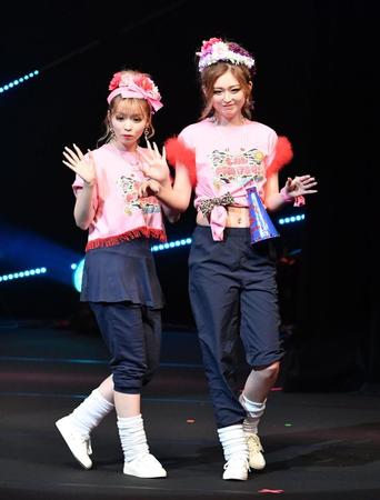 　観客に手を振る、ゆいちゃみ（左）とゆうちゃみ（撮影・佐々木彰尚）