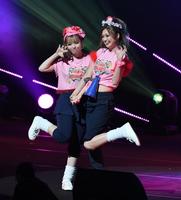 　ポーズを決めるゆいちゃみ（左）、ゆうちゃみ（撮影・佐々木彰尚）