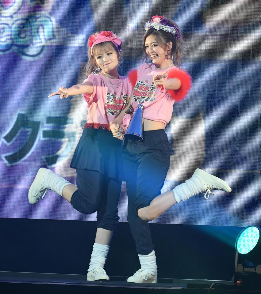 　ポーズを決める、ゆいちゃみ（左）とゆうちゃみ（撮影・佐々木彰尚）