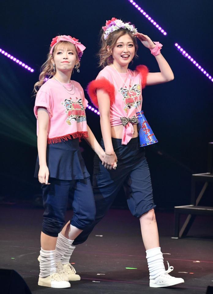 　ゆいちゃみ（左）と手をつなぐゆうちゃみ（撮影・佐々木彰尚）