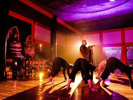 　夏木マリとパフォーマンス集団「ＭＮＴ」による文化奉納