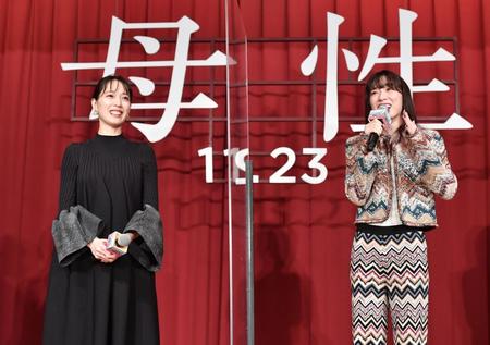 　トークで盛り上がる戸田恵梨香（左）と永野芽郁（撮影・西岡正）