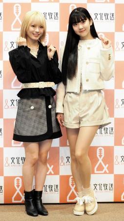 　受験生応援キャンペーンガールに就任したＧｉｒｌｓ２の鶴屋美咲（左）と菱田未渚美