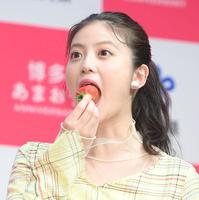 　博多あまおうの試食をする今田美桜（撮影・堀内翔）