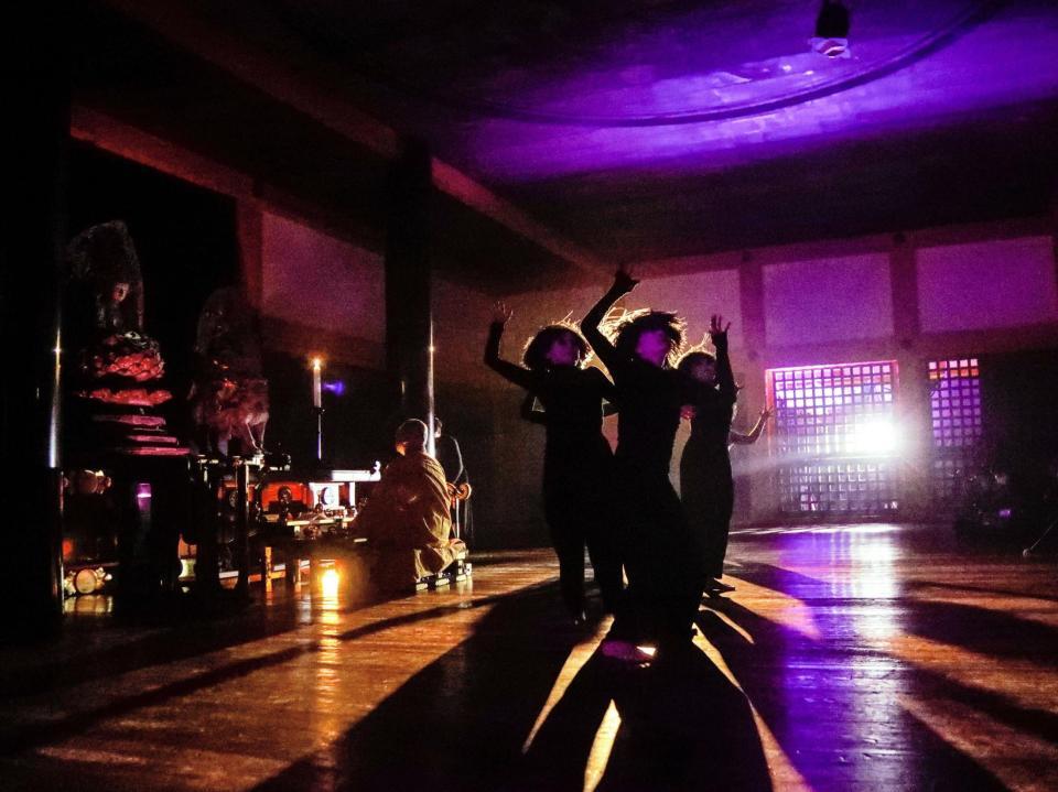 　夏木マリとパフォーマンス集団「ＭＮＴ」による文化奉納