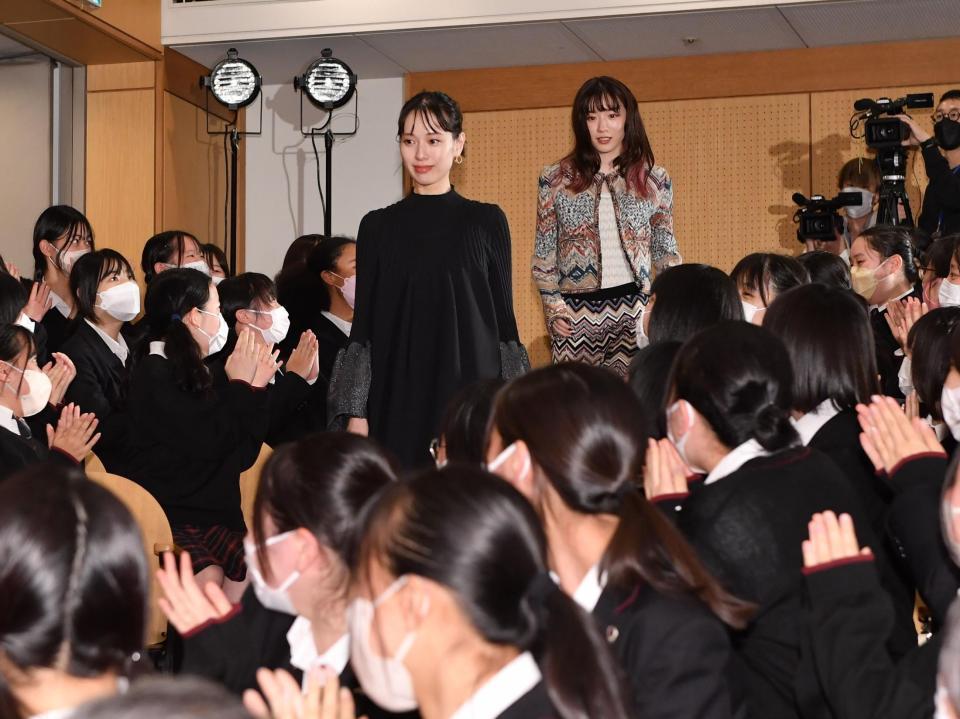 　生徒に歓迎されながらステージに向かう戸田恵梨香（手前）と永野芽郁（撮影・西岡正）