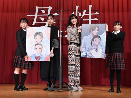 　生徒から絵をプレゼントされる戸田恵梨香（中央左）と永野芽郁（同右）＝撮影・西岡正