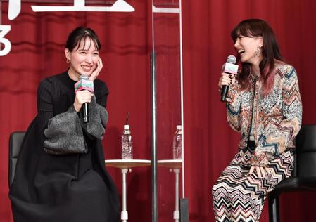 　生徒の質問に笑顔で盛り上がる戸田恵梨香（左）と永野芽郁（撮影・西岡正）