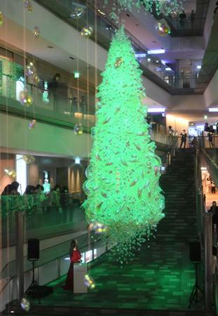　新木優子（左下）が吹き抜けの大階段で点灯したクリスマスイルミネーション（撮影・開出牧）