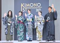 　２０２２キモノイスト授賞式に登場した（左から）槙野智章、アイナ・ジ・エンド、観月ありさ、吉岡里帆、又吉直樹（撮影・伊藤笙子）