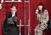 　生徒の質問に笑顔で盛り上がる戸田恵梨香（左）と永野芽郁（撮影・西岡正）