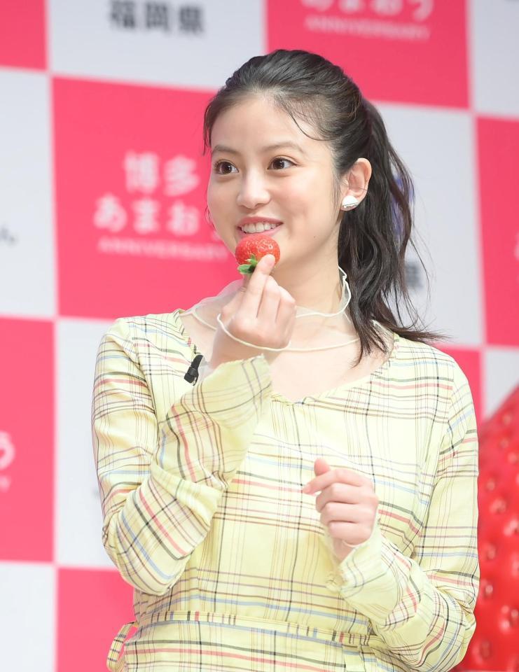 　博多あまおうの試食をする今田美桜（撮影・堀内翔）