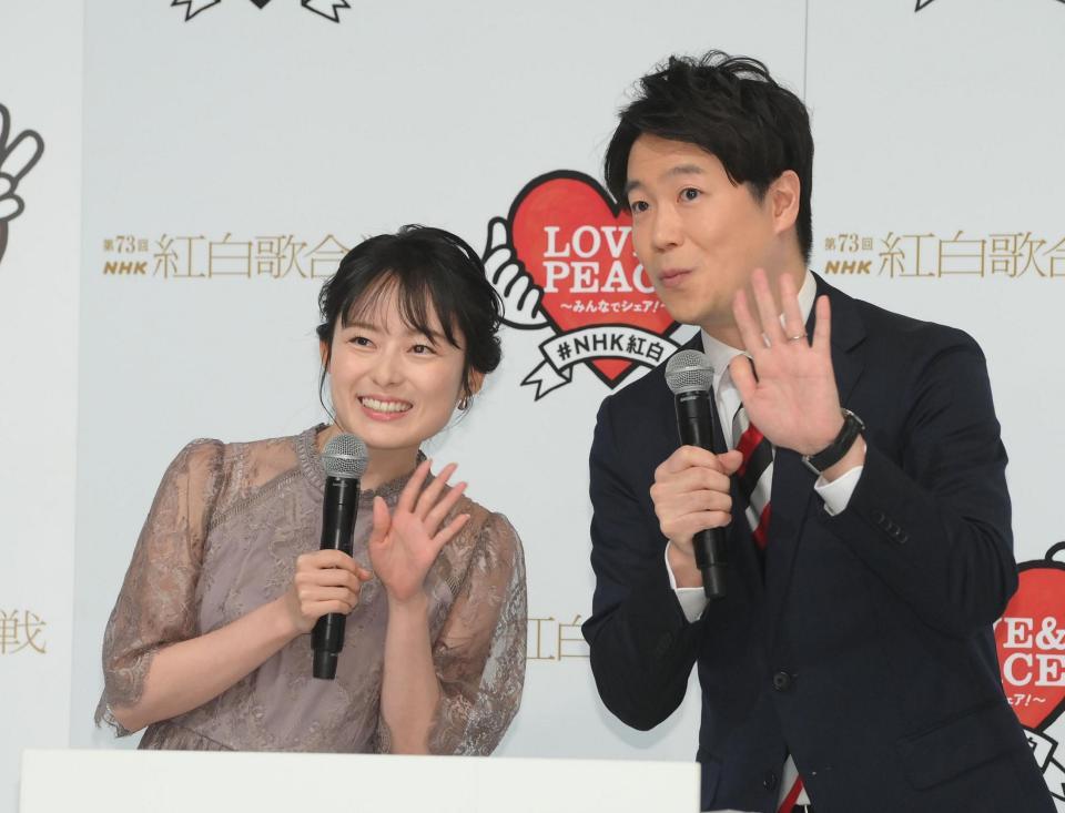 　司会を務めたＮＨＫの浅野里香アナウンサー（左）と渡辺健太アナウンサー（撮影・堀内翔）