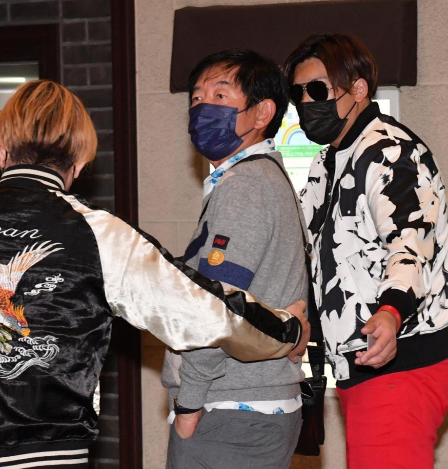 　会場に到着した石田純一（撮影・佐々木彰尚）