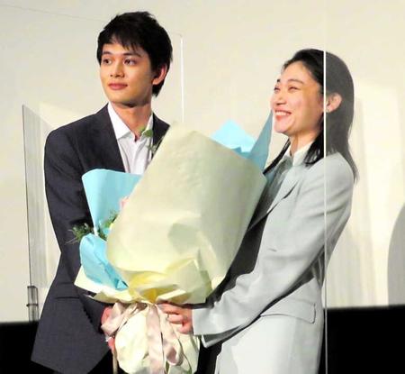 　サプライズで花束を贈った北村匠海（左）と笑顔の三浦透子