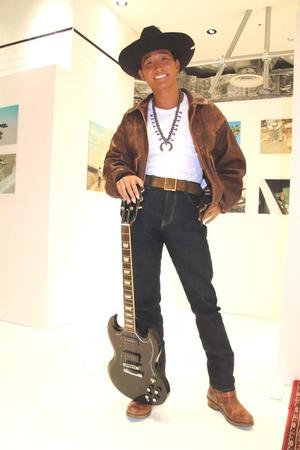 　思い出の詰まった展示写真について説明した平井大