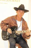 　会見前にギターを鳴らす平井大