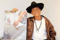 　愛妻との手つなぎ２ショットを公開した平井大