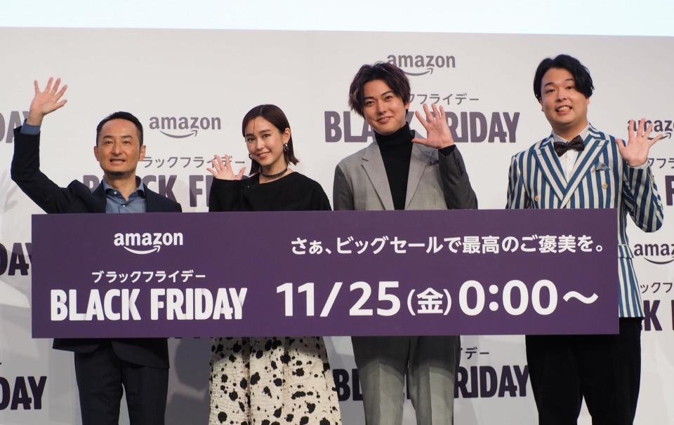 　「Ａｍａｚｏｎ　ブラックフライデー　記者発表会」に出席した（左から）Ａｍａｚｏｎジャパン合同会社・鈴木浩司氏、桐谷美玲、ないとー、渋谷ジャパン