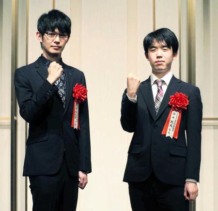 　トークショーに登壇した藤井聡太竜王（右）と斎藤慎太郎八段