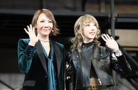 　舞台に登場し笑顔で手を振る柚希礼音（左）と美弥るりか＝東京・シアタークリエ（撮影・開出牧）