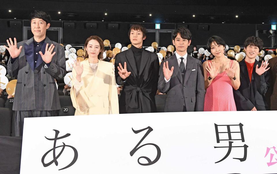 　そろって手を振る（左から）小籔千豊、清野菜名、窪田正孝、妻夫木聡、安藤サクラ、坂元愛登（撮影・園田高夫）