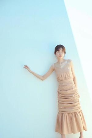 　尾碕真花のカレンダーのアザーカット