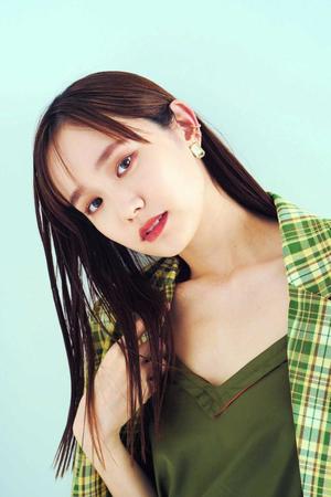　カレンダーのアザ－カットの尾碕真花