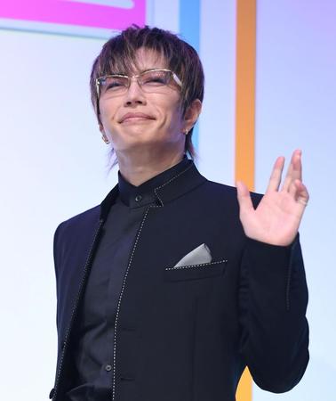 　ファンににっこり手を振るＧＡＣＫＴ（撮影・三好信也）