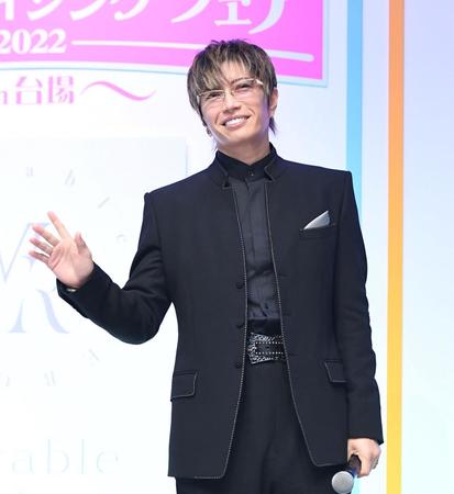 　集まったファンに笑顔で手を振るＧＡＣＫＴ（撮影・三好信也）