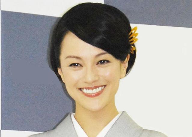 牧瀬里穂　皇居見渡す自宅で絶景エアロ漕ぎ　ウェアが！夫ＮＩＧＯ氏デザインＷ杯代表「桜餅」練習着